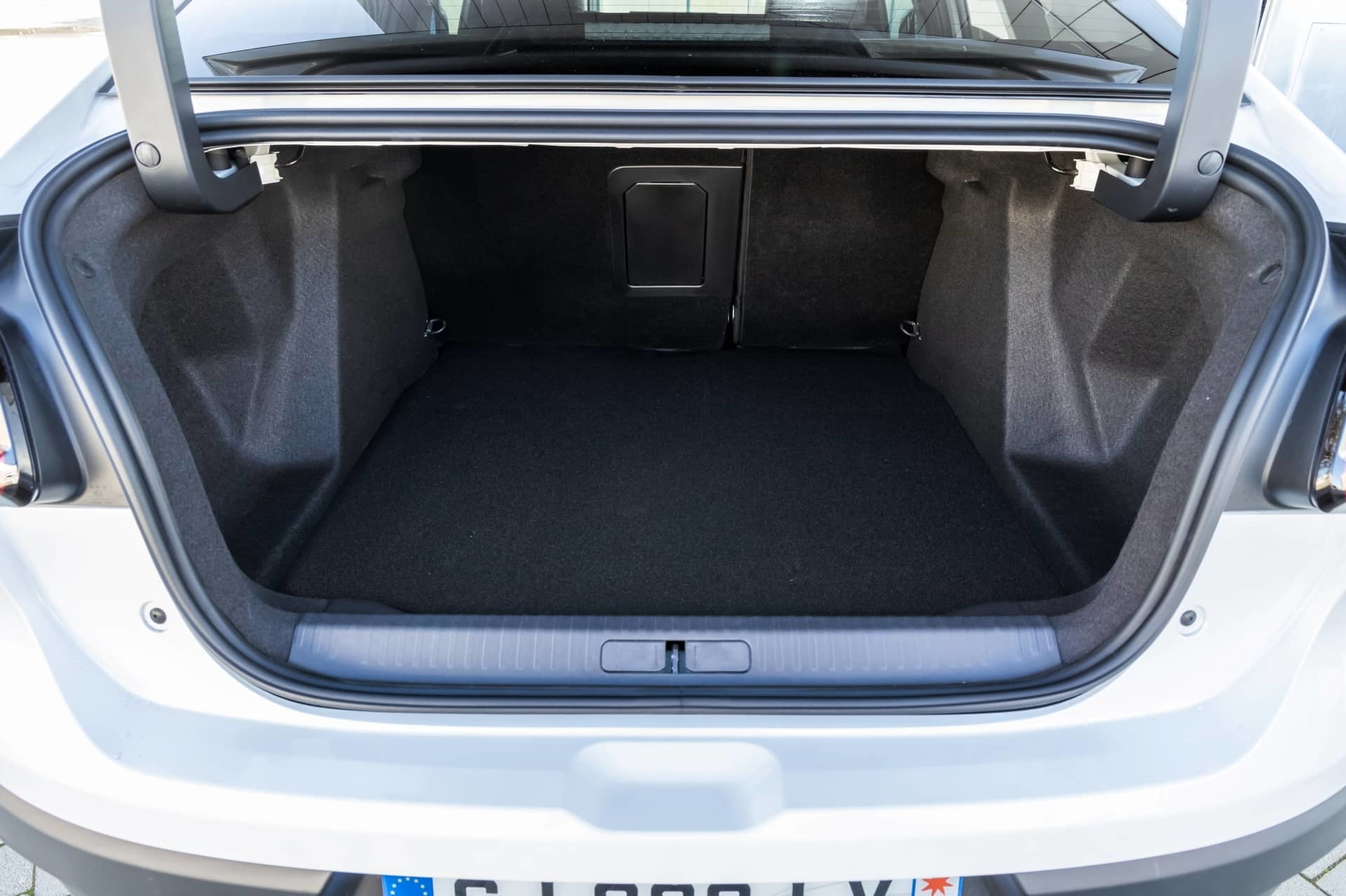 Vista del maletero del Citroën C4 X, destacando su amplitud y capacidad de carga.
