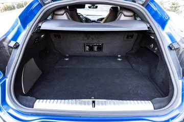 Vista del maletero Ferrari Purosangue, amplio y listo para la aventura.