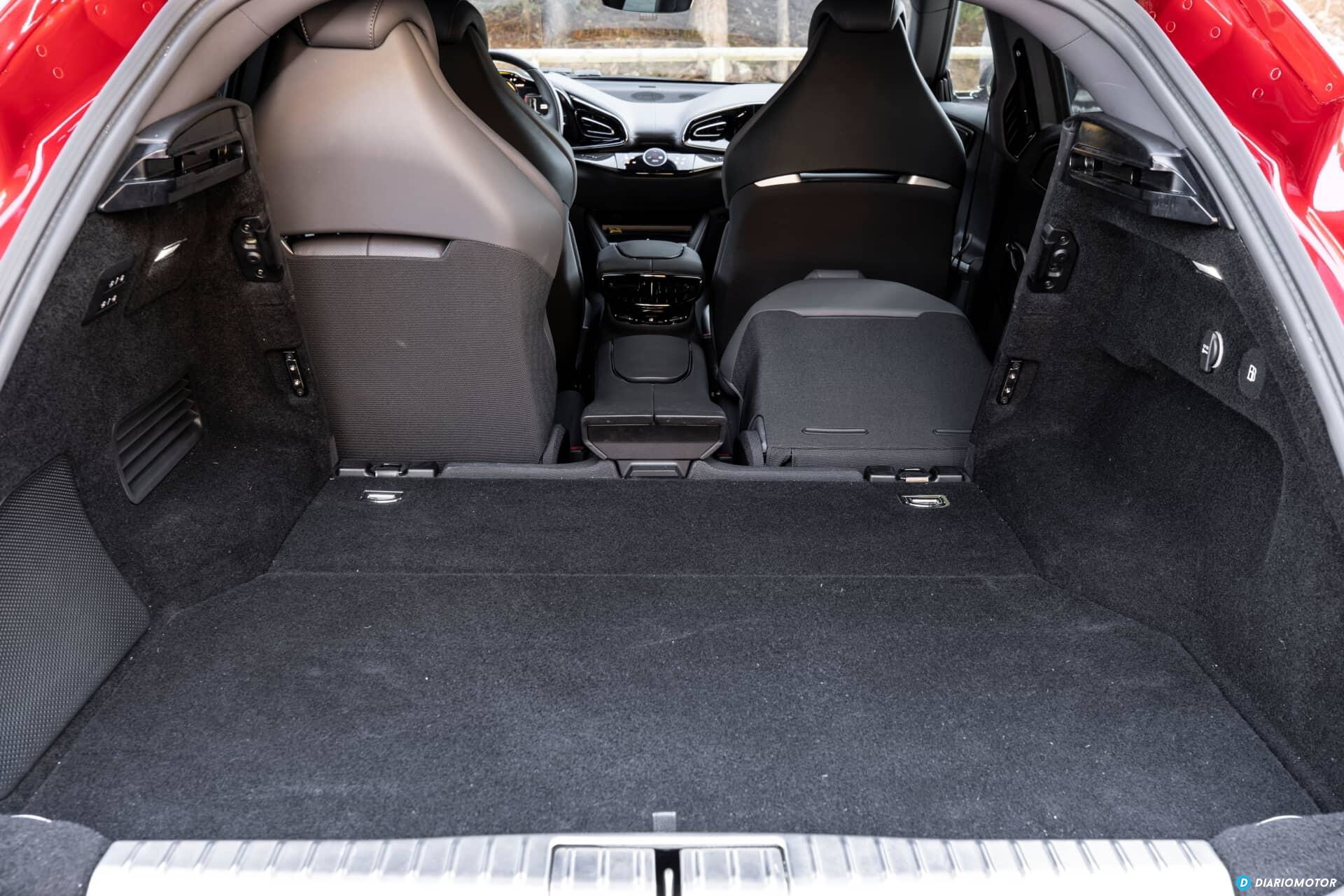 Vista del amplio maletero del Ferrari Purosangue, practicidad y lujo.