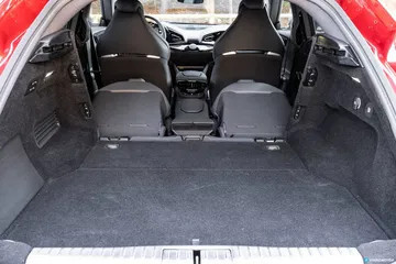 Vista del maletero del Ferrari Purosangue, amplio y versátil.