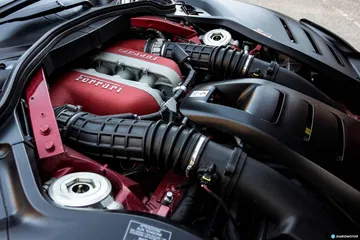 Vista cercana del motor Ferrari Purosangue mostrando su diseño y componentes.