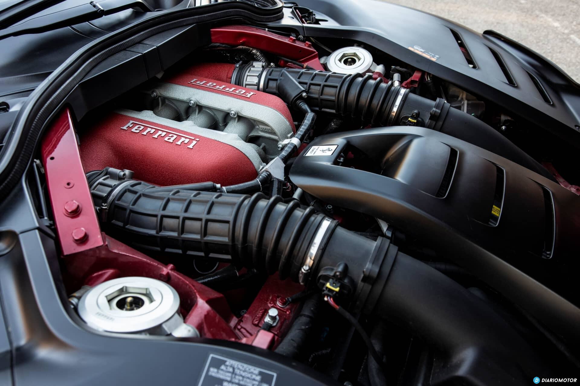 Vista cercana del motor Ferrari Purosangue mostrando su diseño y componentes.