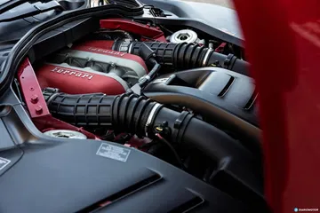 Vista parcial del corazón de un Ferrari Purosangue, enfocando varios componentes.