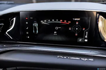 Vista del panel de instrumentos digital del Ferrari Purosangue, alta tecnología y diseño elegante.