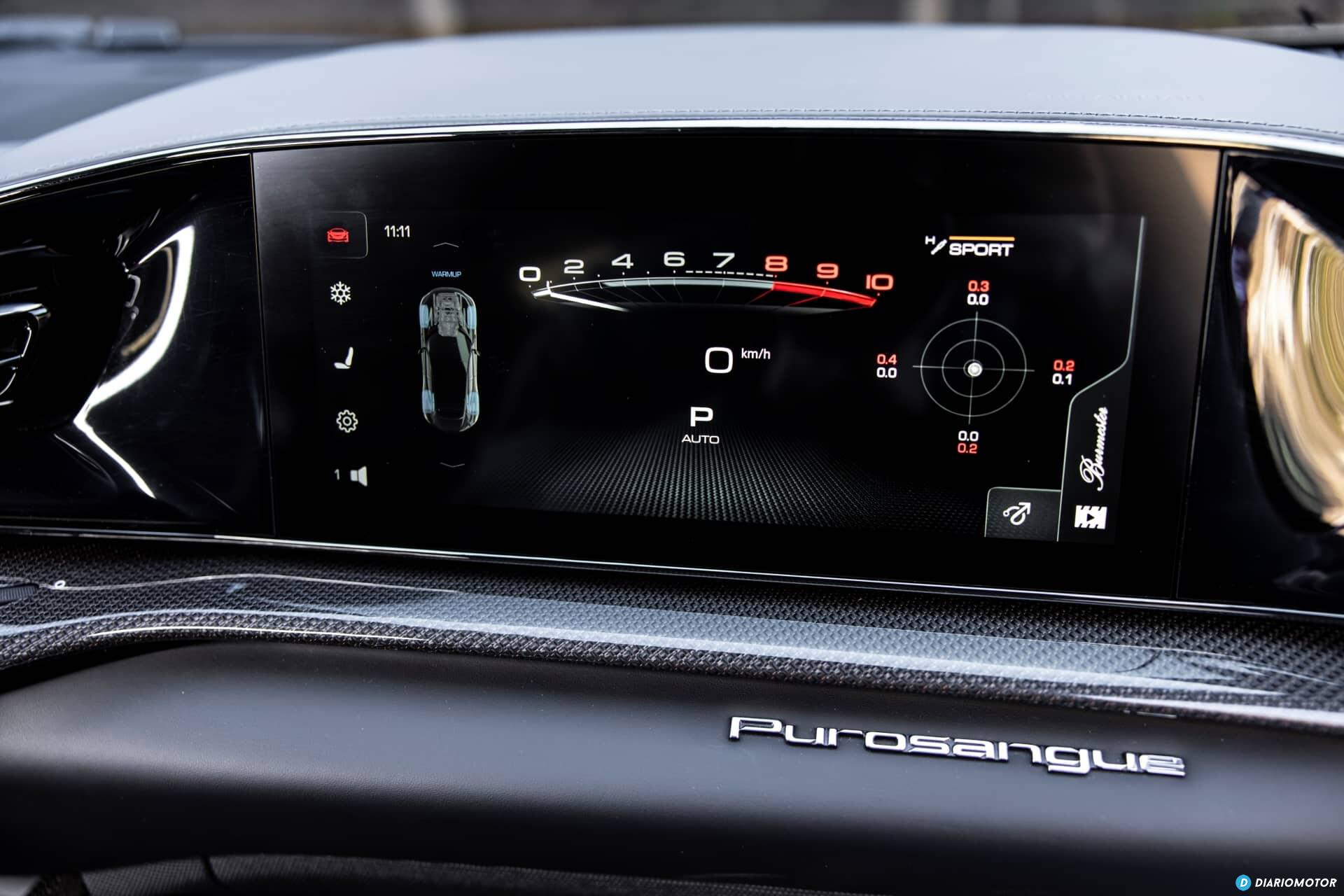 Vista del panel de instrumentos digital del Ferrari Purosangue, alta tecnología y diseño elegante.