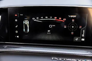 Vista de la pantalla de instrumentación digital del Ferrari Purosangue.