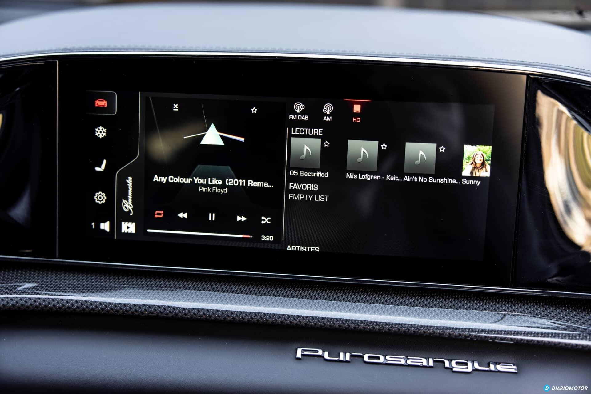 Vista detallada de la pantalla táctil y controles del Ferrari Purosangue.