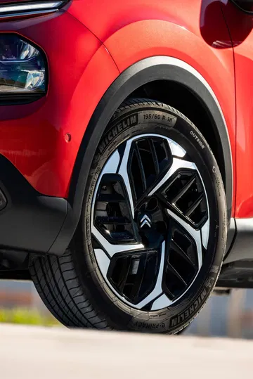 Vista cercana de la rueda del Citroën C4 X, mostrando diseño de llanta.