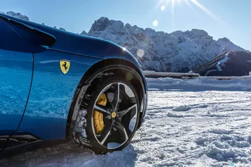 Vista lateral de la rueda con detalle en condiciones invernales