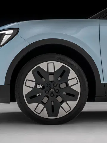 Detalle de la rueda con diseño de aleación exclusivo del Ford Explorer