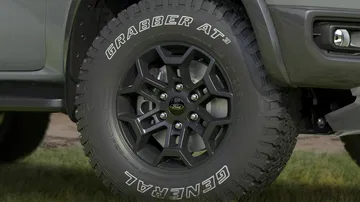 Vista cercana de la rueda del Ford Ranger, resaltando sus detalles y diseño robusto.
