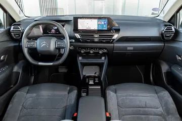 Vista del salpicadero del Citroën C4 X con pantalla y volante.