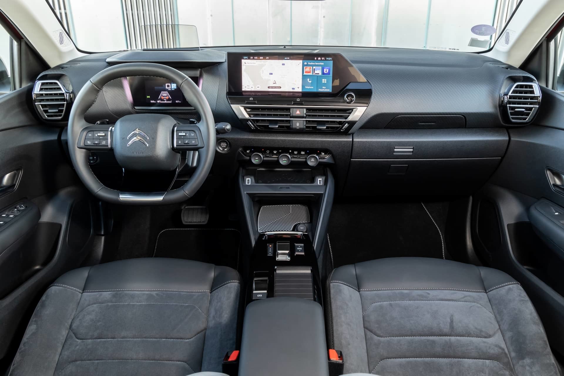 Vista del salpicadero del Citroën C4 X con pantalla y volante.