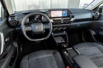Vista del salpicadero enfocado en volante y sistema de infoentretenimiento.