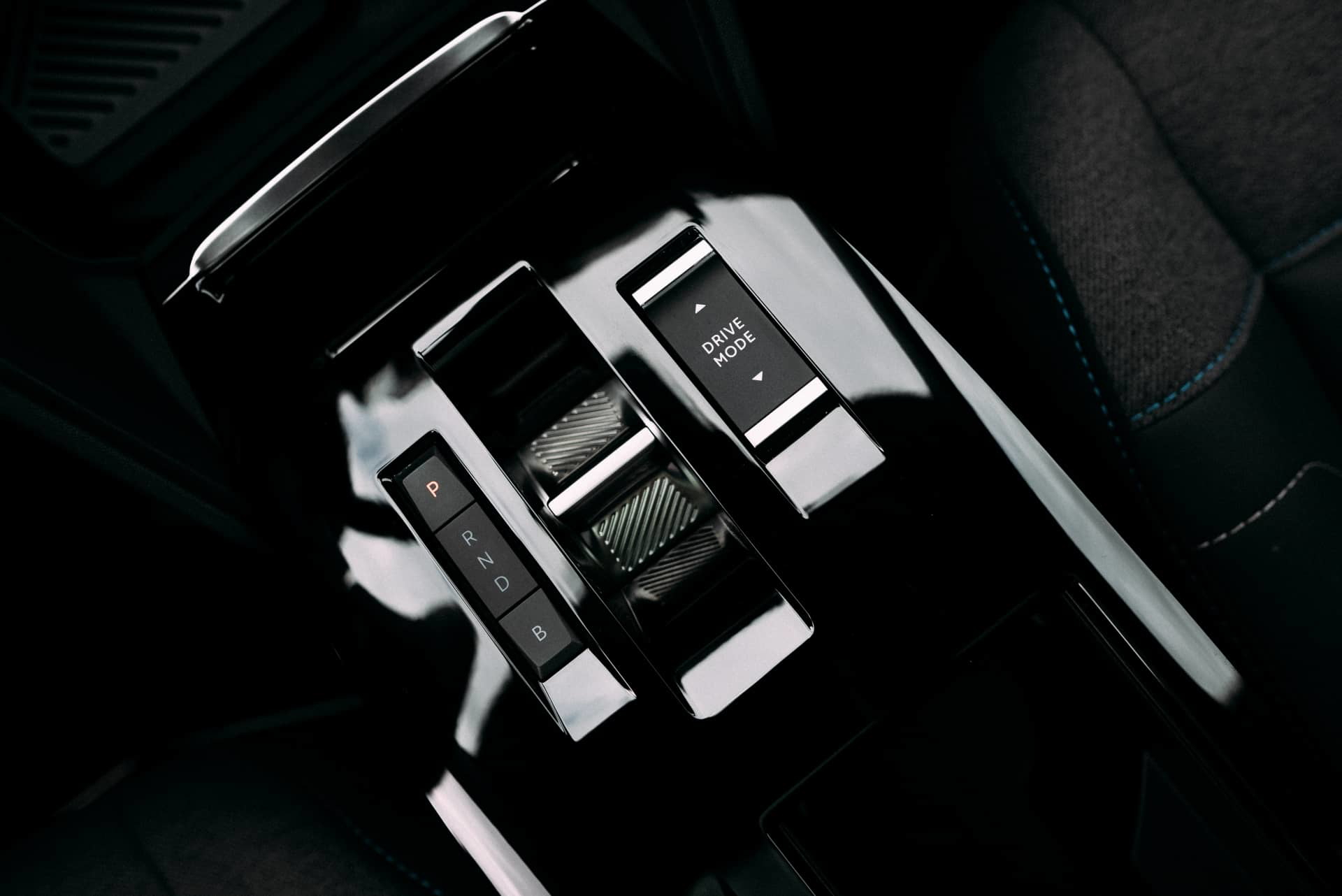 Close-up del sistema de audio premium incorporado al Citroën C4 X.