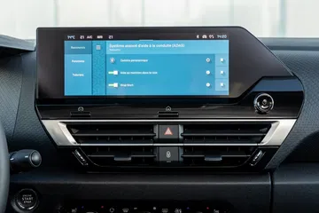Vista del sistema de infotainment del Citroën C4 X, con pantalla táctil.