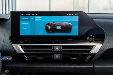 Vista del sistema de infotainment Citroën C4 X, enfocando la pantalla y controles.