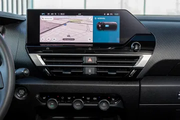 Pantalla táctil central del sistema de infotainment del Citroën C4 X.