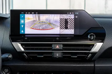 Vista del avanzado sistema de infotainment del Citroën C4 X.