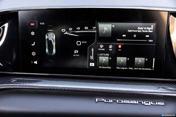 Vista del avanzado sistema de infotainment del Ferrari Purosangue.