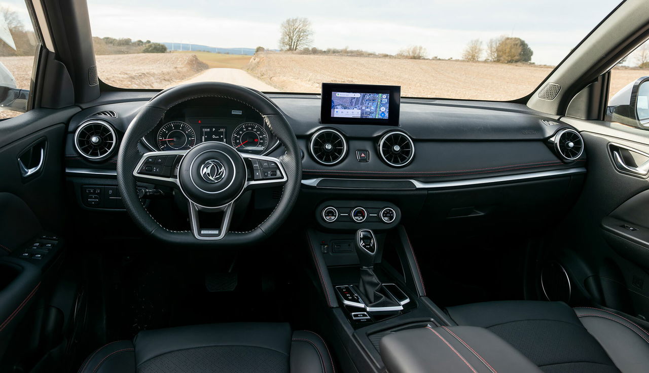 Vista del tablero del DFSK 500 destacando su diseño ergonómico y moderno.