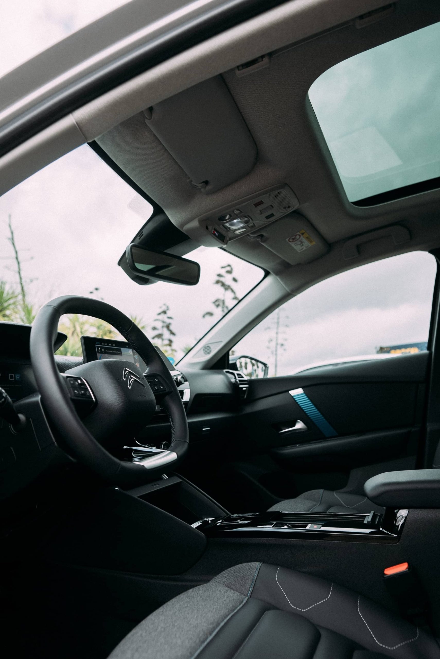 Vista del techo panorámico y detalle de la cabina del Citroën C4 X.