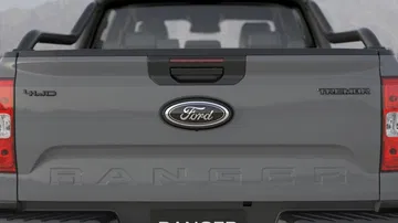 Vista trasera del Ford Ranger destacando su robustez y diseño.