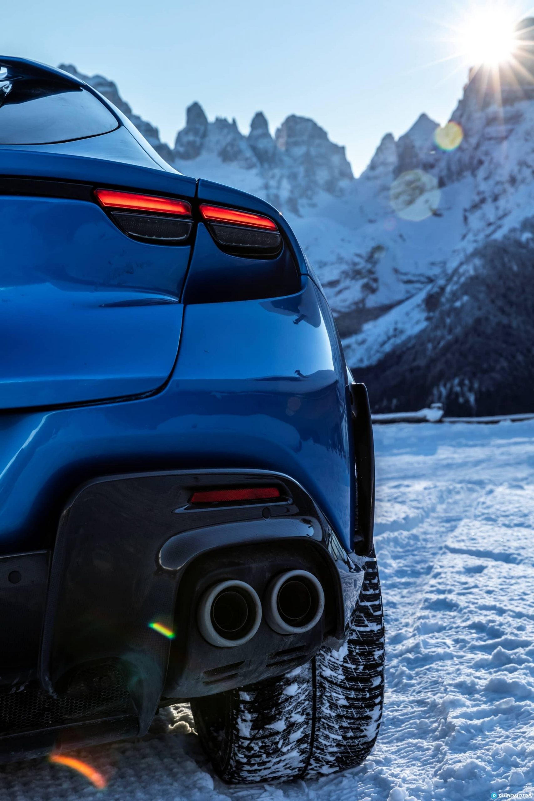 Vista trasera angular que destaca las salidas de escape y pilotos del Ferrari Purosangue.