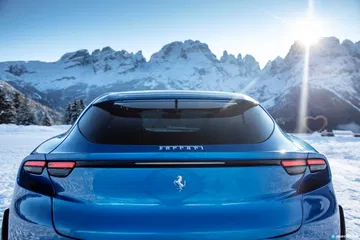 Vista trasera del Ferrari Purosangue destacando sus líneas elegantes.