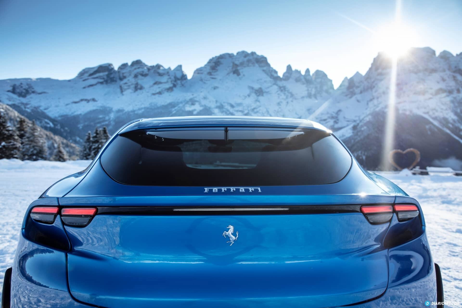 Vista trasera del Ferrari Purosangue destacando sus líneas elegantes.