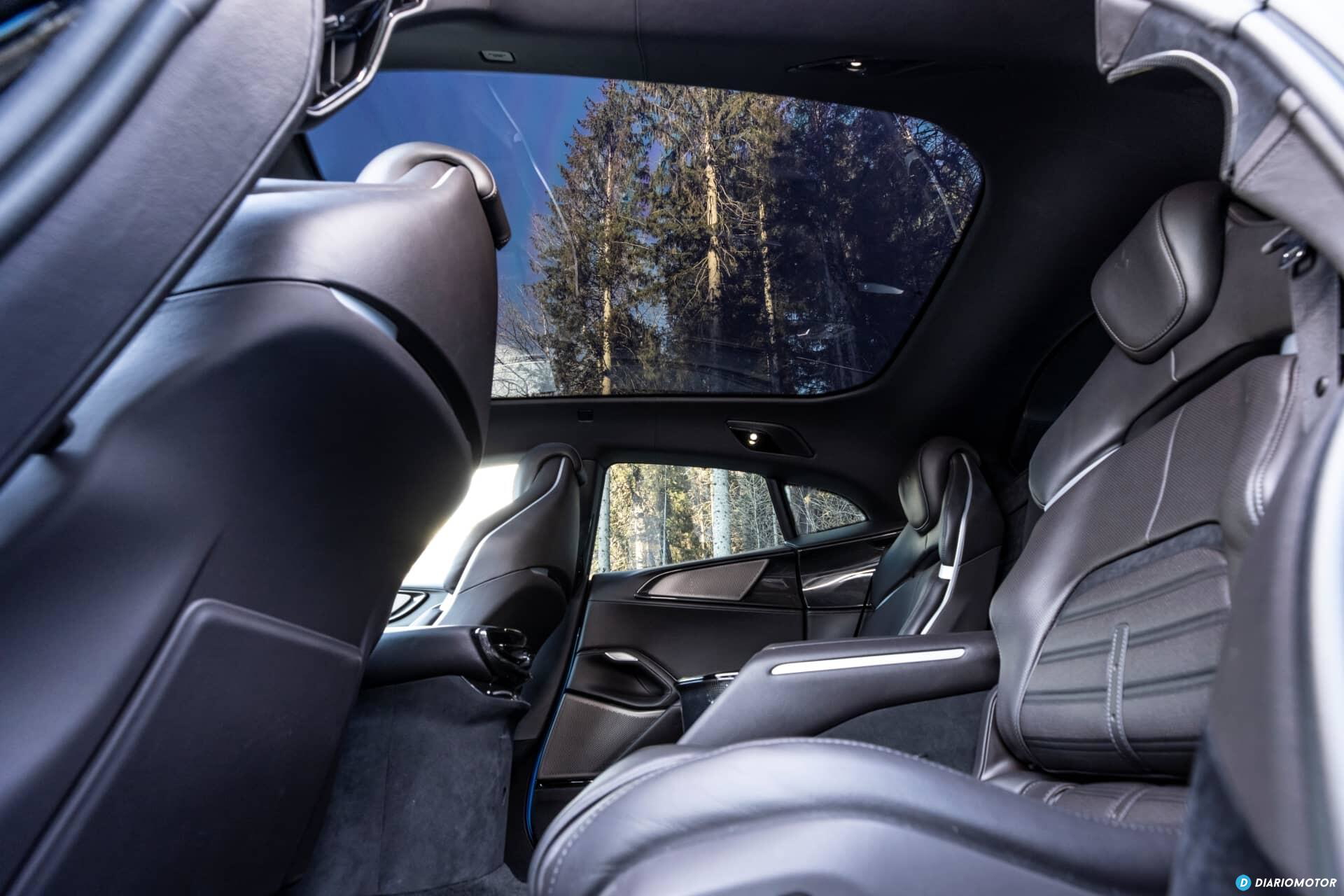 Asientos de cuero con diseño deportivo del Ferrari Purosangue.