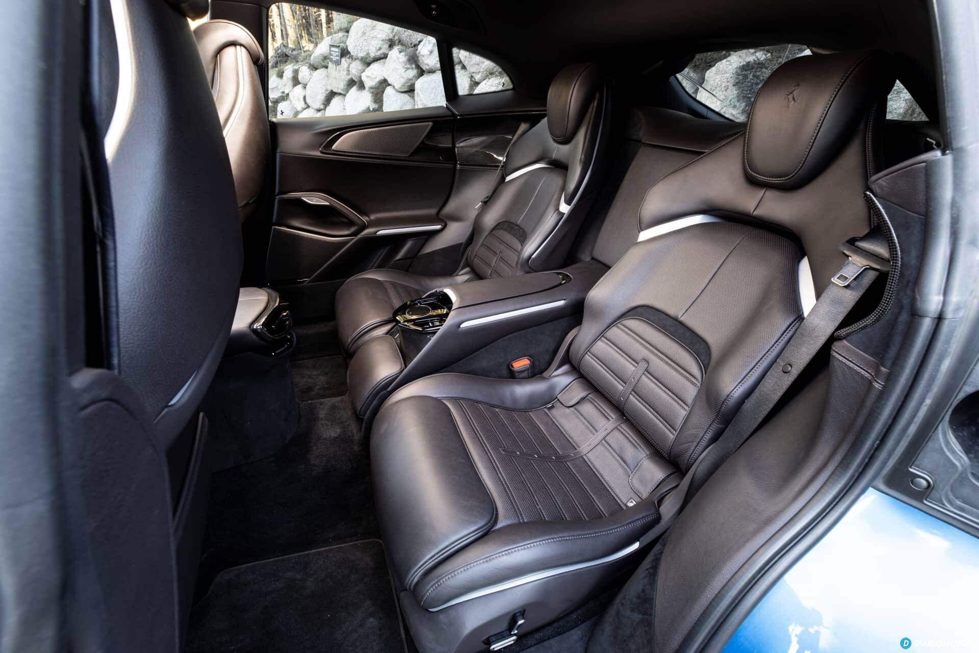 Elegante diseño de los asientos traseros del Ferrari Purosangue, acabados de primera.