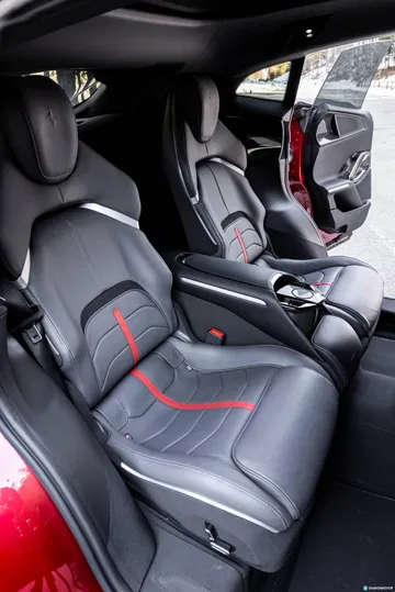 Vista de los asientos traseros del Ferrari Purosangue con acabados de alta calidad.
