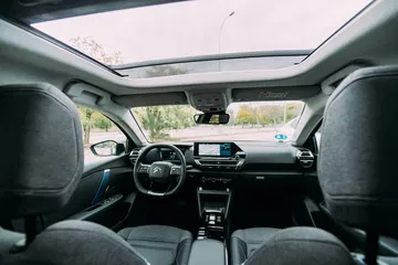 Vista de la cabina del Citroën C4 X, destacando su diseño ergonómico y materiales.