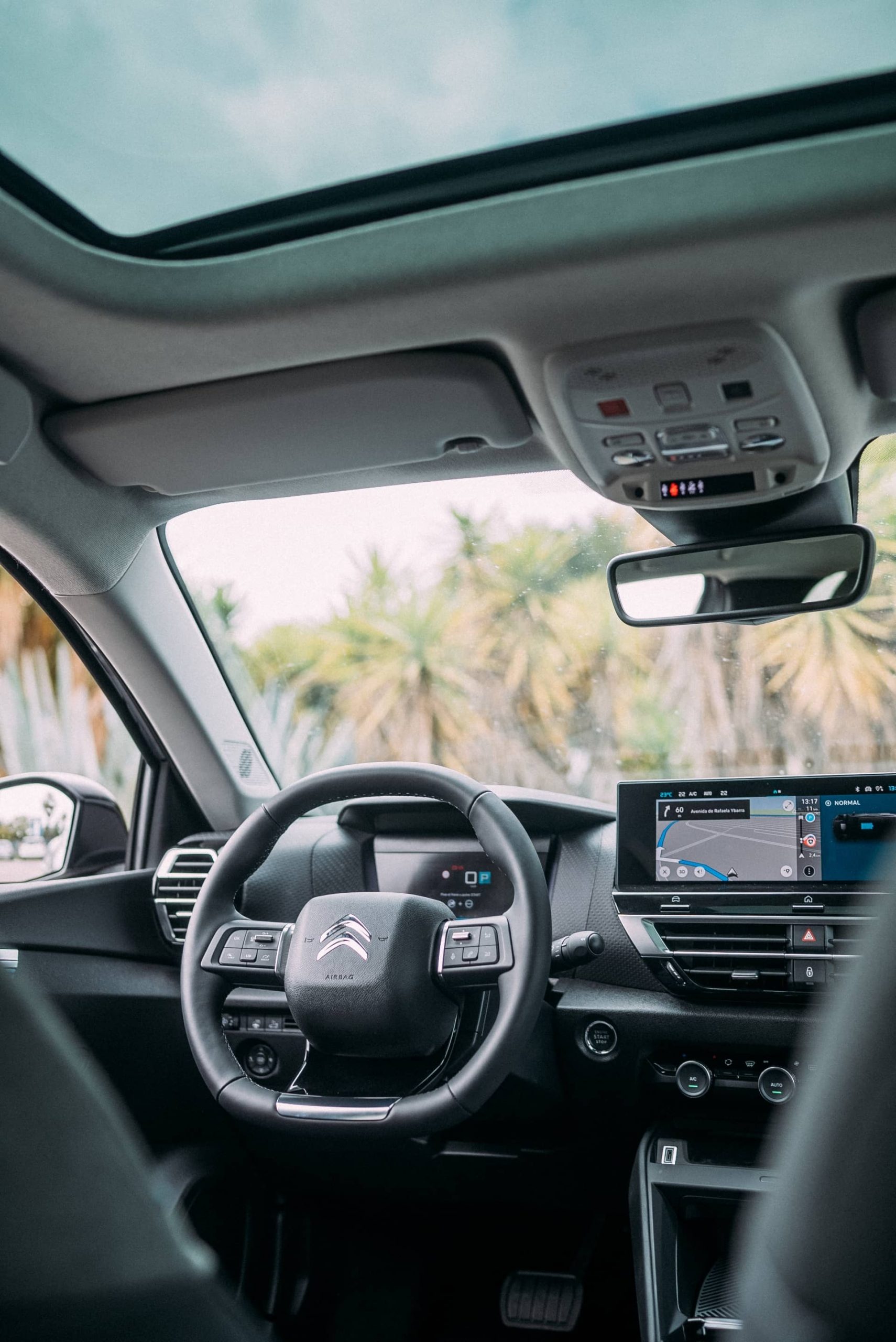 Cabina del conductor con volante y pantalla táctil del Citroën C4 X.