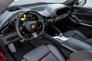 Cabina Ferrari Purosangue revela su elegante diseño y acabados premium.