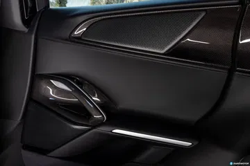 Consola central del Ferrari Purosangue, acabados de alta calidad.