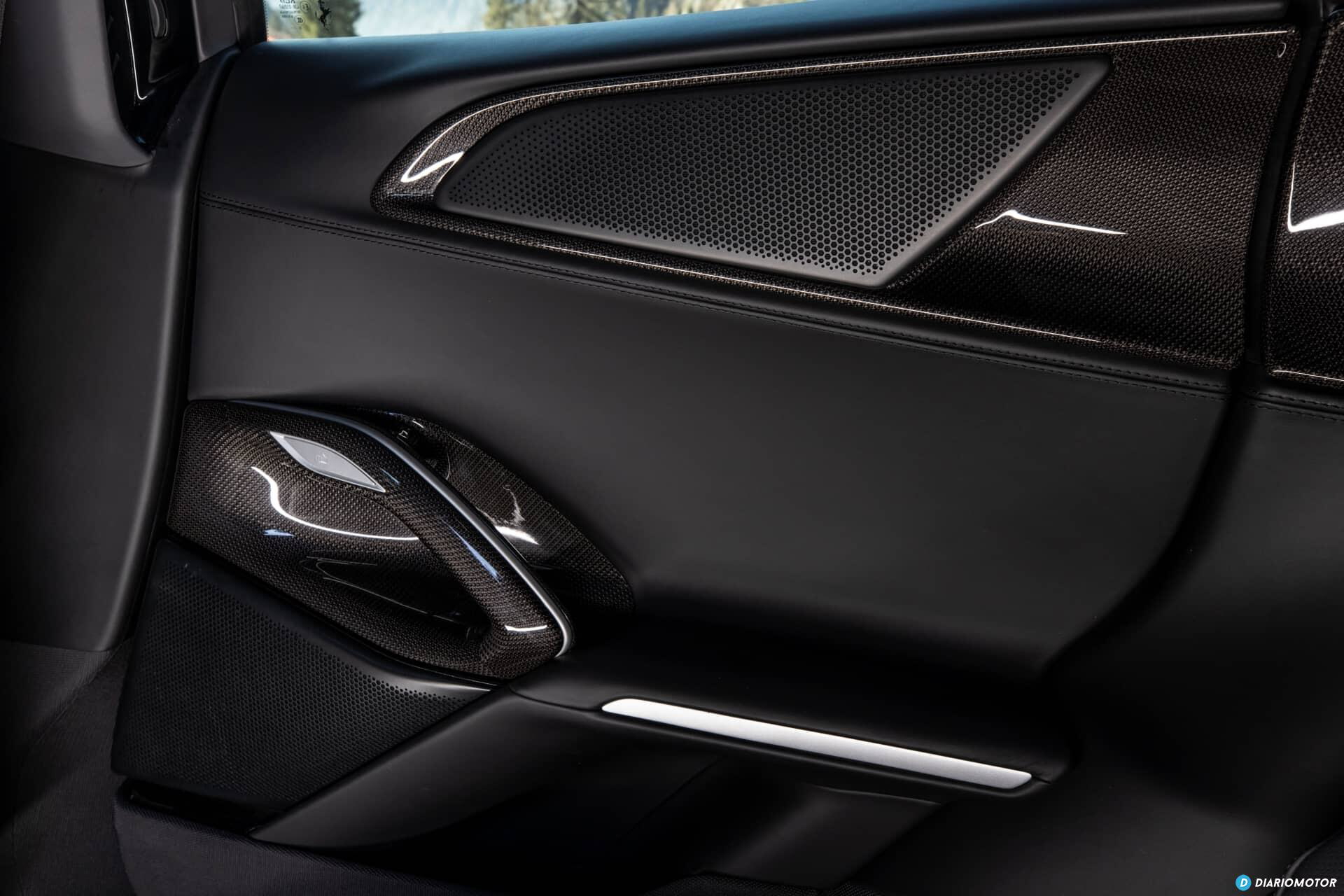 Consola central del Ferrari Purosangue, acabados de alta calidad.