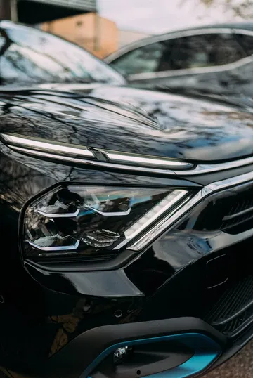 Vista frontal del Citroën C4 X destacando el diseño de los faros.