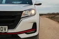Vista frontal del DFSK 500 destacando su diseño de parrilla y faros