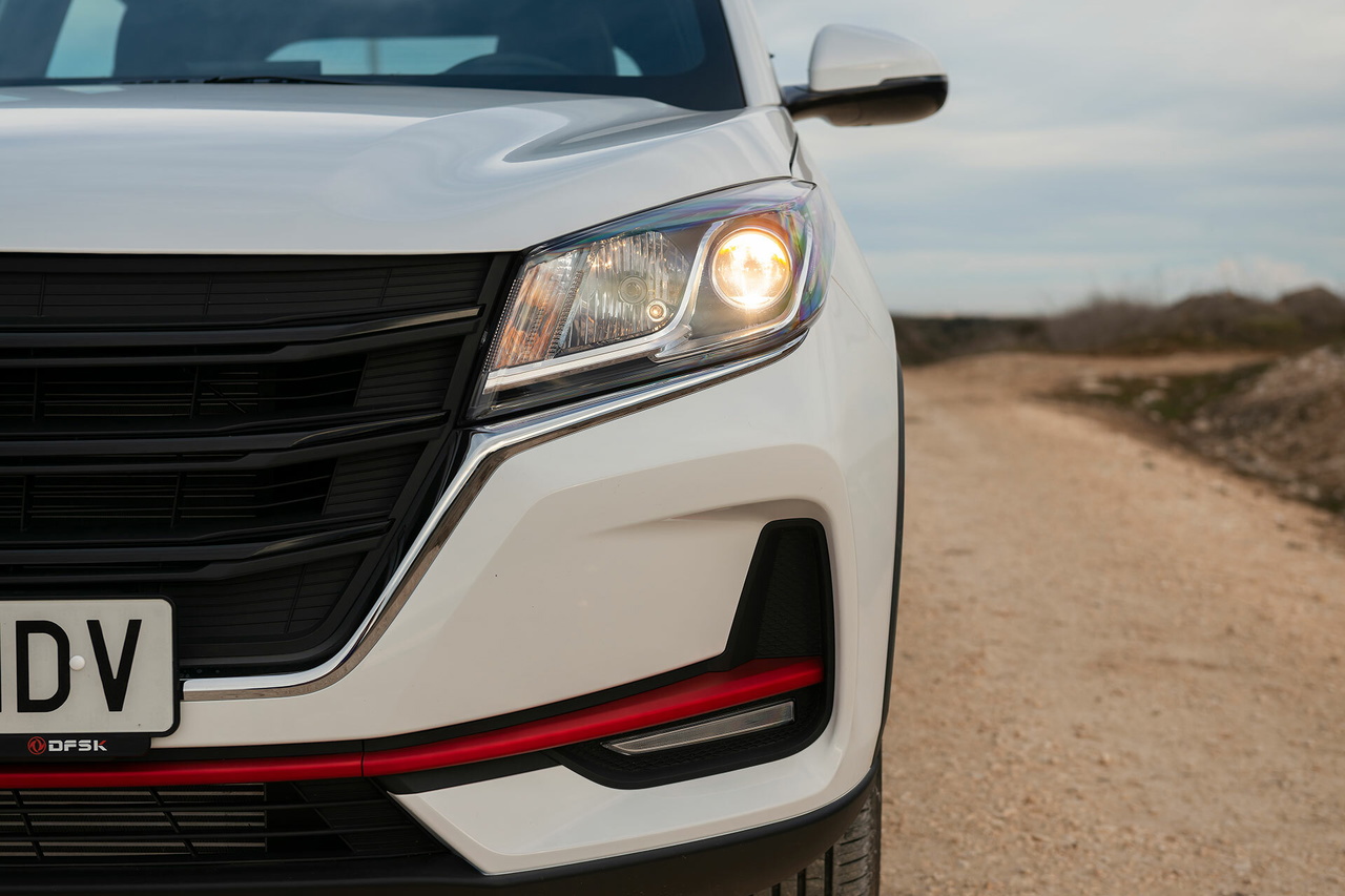 Vista frontal del DFSK 500 destacando su diseño de parrilla y faros