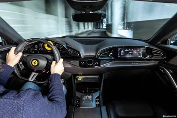 Vista completa y detallada del habitáculo, destacando calidad y tecnología.