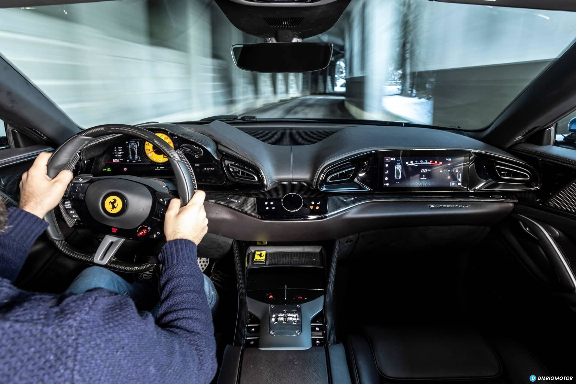 Vista completa y detallada del habitáculo, destacando calidad y tecnología.