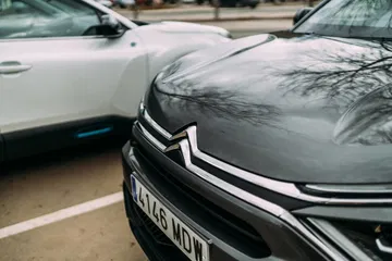 Vista frontal del Citroën C4 X destacando la parrilla y ópticas