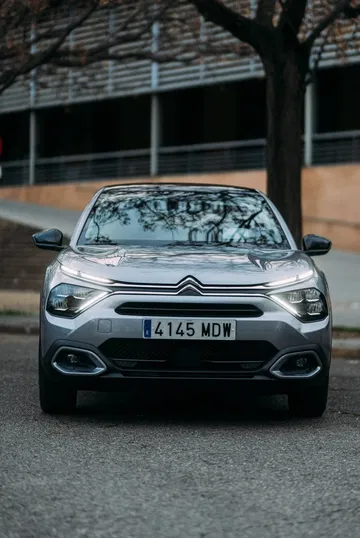 Vista frontal del Citroën C4 X destacando su diseño vanguardista.
