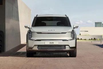 Vista frontal del KIA EV9 destacando su diseño audaz y moderno