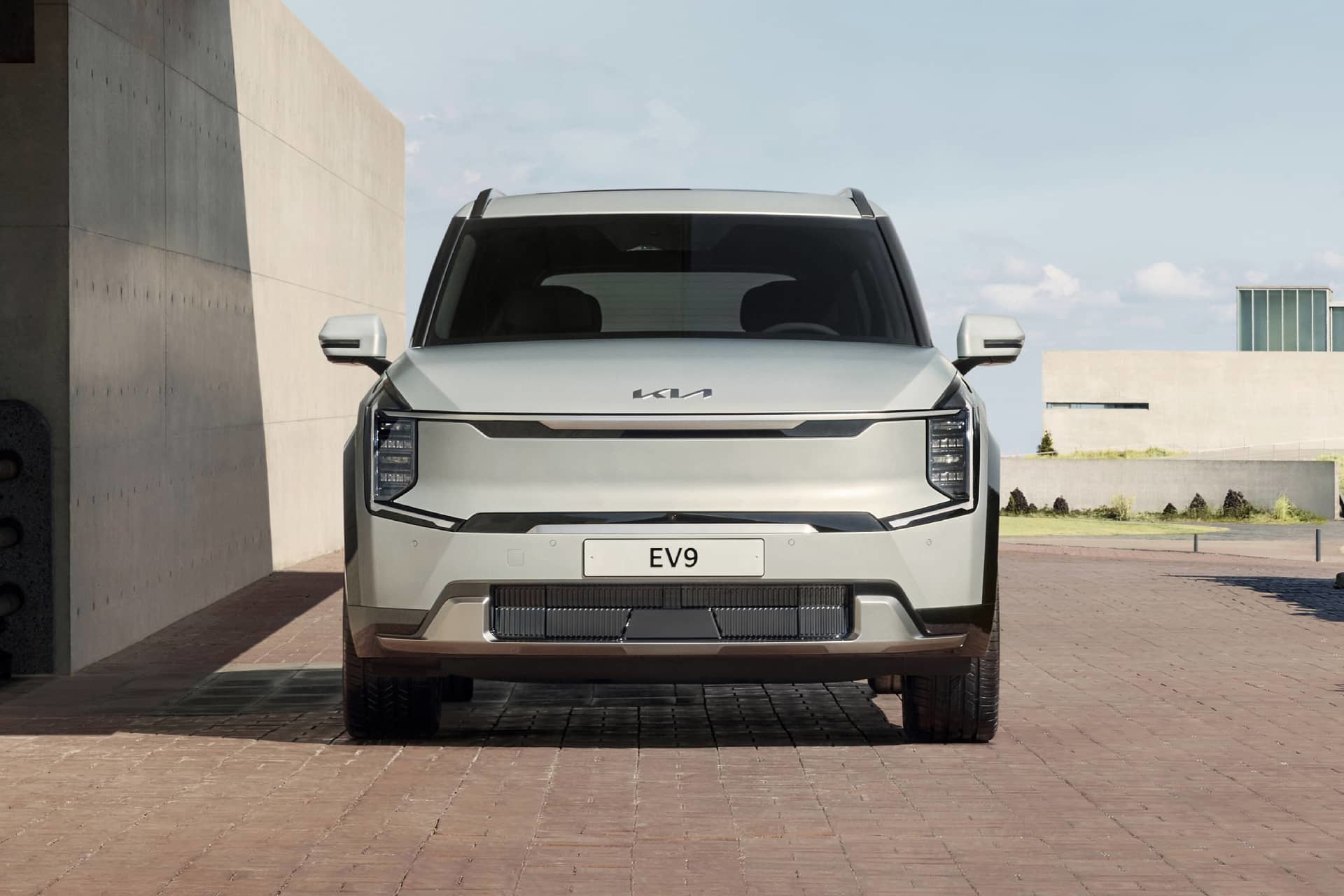 Vista frontal del KIA EV9 destacando su diseño audaz y moderno
