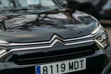 Nítida vista del frontal del Citroën C4 X, destacando su diseño único.