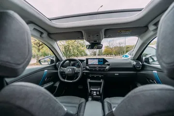 Amplia visión del habitáculo destacando el techo panorámico y asientos ergonómicos.