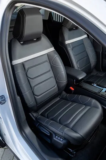 Vista lateral de los asientos del Citroën C4 X, destacando su diseño y ergonomía.